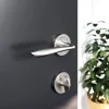 Clearance GoodHome Ensemble poignée sur rosace Incurvé à visser Meham effet nickel satin gris Ø52mm