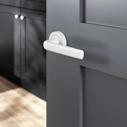 GoodHome Ensemble poignée sur rosace Incurvé à visser Primel mat blanc Ø52mm* Poignée Sur Rosace|Poignée De Porte Intérieure