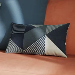 Clearance GoodHome Housse de coussin en coton Corton imprimé géométrique bleu 50 x 30 cm