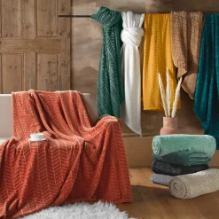 Douceur D'Intérieur Plaid 180 x 220 cm en flanelle relief uni Modèle ARYA Coloris Camel* Plaid Canapé