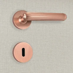 Sale Katchmee Poignée de porte design à clé finition aspect or rose Livia -