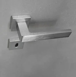 Hardwarexchange Poignée de porte intérieure sur rosaceZamac chrome satiné mat Avec ressort de rappel