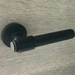 Discount Secury-T Poignées de porte sur rosace ronde noir mat industriel - Modèle Ema