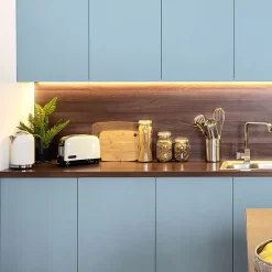 Discount Ambiance Sticker Rouleau adhésif Imperméable Vinyle au Mètre - Sticker Lavable Cuisine Meuble Armoire Porte - 60cmx2m - Bleu poudre