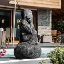 Wanda Collection Statue moine shaolin pensif patiné gris 80 cm* Statue Décorative