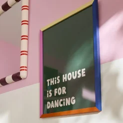 Taxi Brousse x Castorama Toile encadrée Taxi Brousse - This house is for dancing - fond vert et cadre multicolore* Tableau Déco