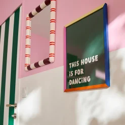 Taxi Brousse x Castorama Toile encadrée Taxi Brousse - This house is for dancing - fond vert et cadre multicolore* Tableau Déco